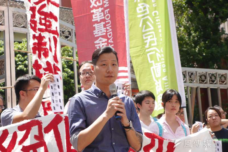 jndd台灣人權促進會、全國關廠工人連線、民間司法改革基金會等團體12日在立法院前召開記者會,呼籲立院各黨團落實集會保障,廢除《集遊法》修法中「禁制區」與「強制排除」規定,圖為時代力量立委林昶佐。(洪與成攝).jpg jndd台灣人權促進會、全國關廠工人連線、民間司法改革基金會等團體12日在立法院前召開記者會,呼籲立院各黨團落實集會保障,廢除《集遊法》修法中「禁制區」與「強制排除」規定,圖為時代力量立委林昶佐。(洪與成攝).jpg