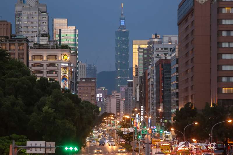 台北101大樓15日晚間點上象徵法國國旗藍白紅的燈，對尼斯恐怖攻擊罹難者表示哀悼。（顏麟宇攝） 