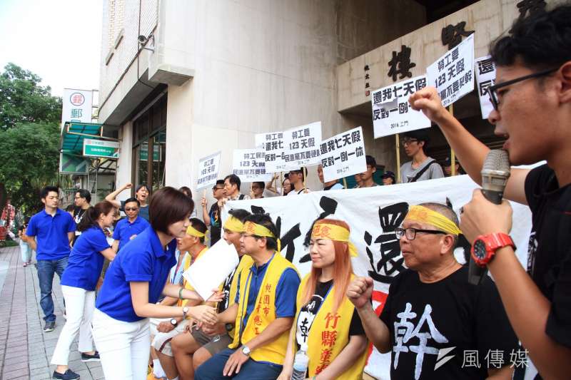 20160721抗議勞基法修法一例一休,工運、工鬥團體21日在立法院外抗議,國民黨立委聲援。(曾原信攝) 20160721抗議勞基法修法一例一休,工運、工鬥團體21日在立法院外抗議,國民黨立委聲援。(曾原信攝)