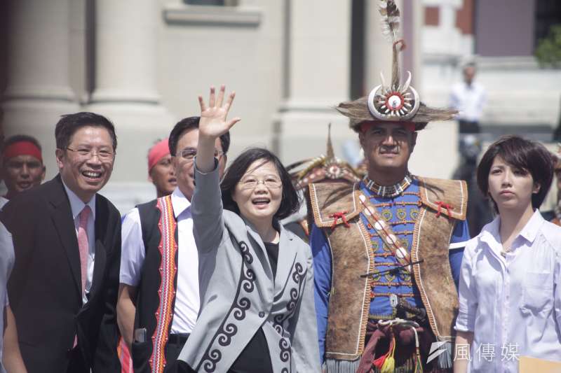 總統蔡英文今(1日)向原住民道歉，總統府外原民團體抗議，蔡英文隔著軍警向場外原住民揮手。(曾原信攝)