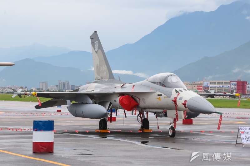 20160811-花蓮空軍基地11日搶先開放給當地居民及媒體參訪，圖為現場展示IDF經國號戰機。（顏麟宇攝） 