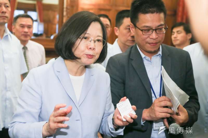 總統府發言人黃重諺回應大法官「連任」與「再任」問題,圖為慶祝九一記者節.總統蔡英文與府線記者茶敘,右為總統府發言人黃重諺。(資料照片,陳明仁攝)