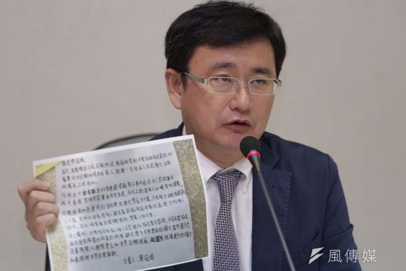 2016-08-22-立委黃國書-保護球員優先-體育署別讓選訓權力成為單項協會霸凌球員工具記者會02-黃國書出示球員陳情書-曾原信攝 2016-08-22-立委黃國書-保護球員優先-體育署別讓選訓權力成為單項協會霸凌球員工具記者會02-黃國書出示球員陳情書-曾原信攝