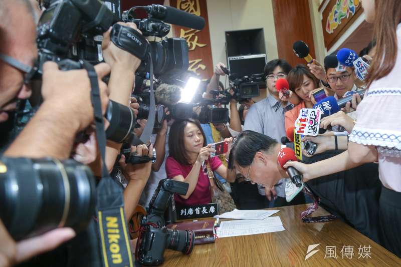 20160929-SMG0045-002-立院財委會針對兆豐銀涉洗錢案採秘密會議,會前金管會主委丁克華被媒體詢問。(陳明仁攝).jpg 20160929-SMG0045-002-立院財委會針對兆豐銀涉洗錢案採秘密會議,會前金管會主委丁克華被媒體詢問。(陳明仁攝).jpg