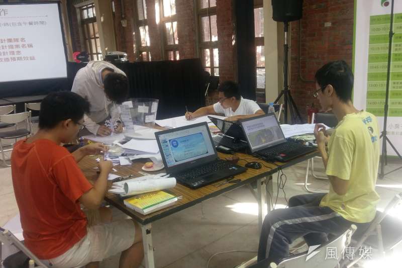 來自台大的學生正在設計節能的鸚鵡螺小屋。(施孝衡攝) 來自台大的學生正在設計節能的鸚鵡螺小屋。(施孝衡攝)