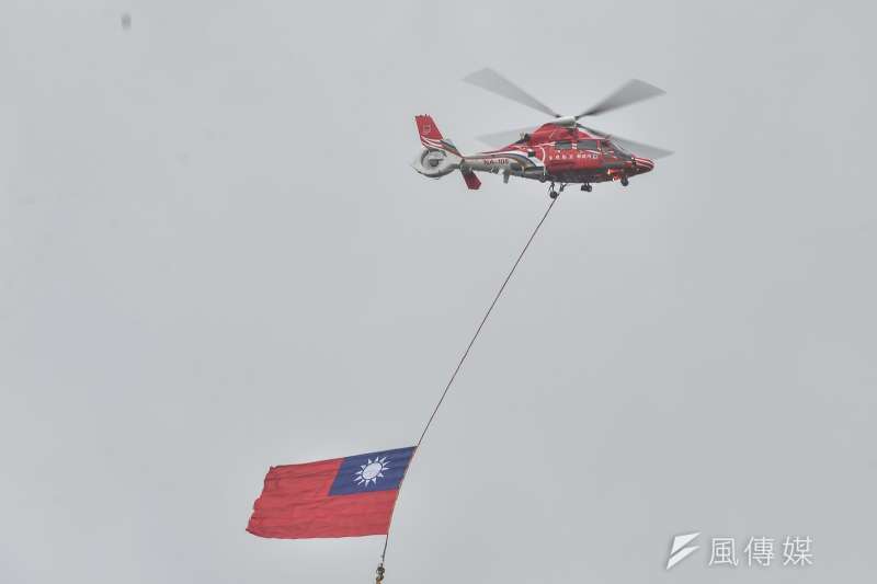 2016-10-10-中華民國105年度國慶典禮-表演團體-國軍-三軍-直升機掛國旗-甘岱民攝