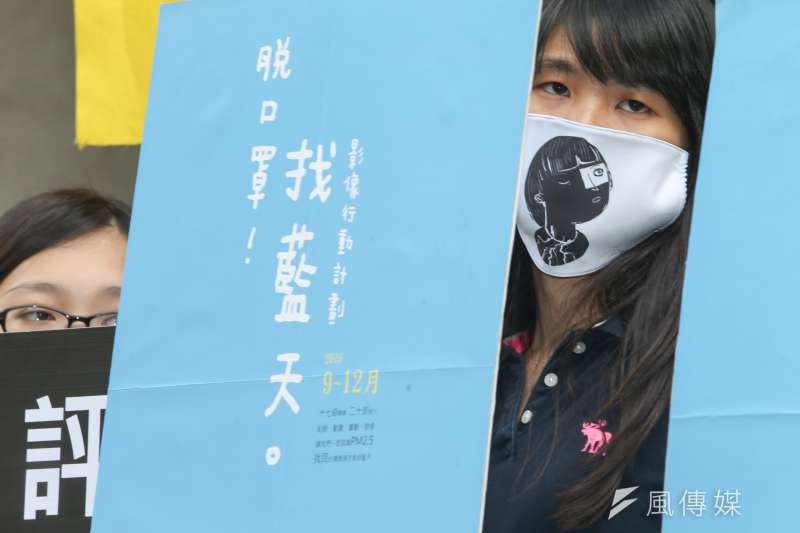 20161019-SAMG0045-003-《脫口罩找藍天》台塑快閃行動。(陳明仁攝) 20161019-SAMG0045-003-《脫口罩找藍天》台塑快閃行動。(陳明仁攝)