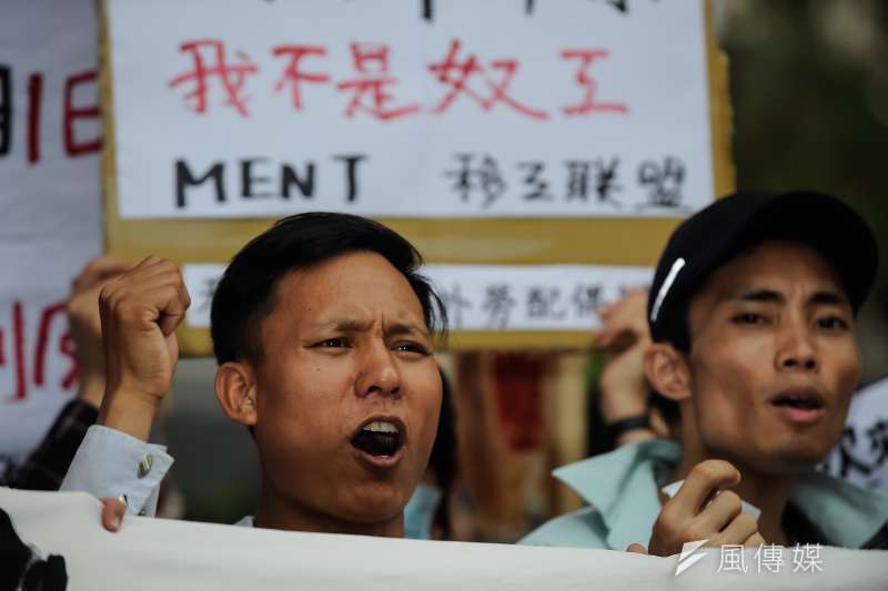 台灣國際勞工協會在立法院正門舉辦「移工剝皮記者會」,在場移工呼喊著口號-甘岱民攝 台灣國際勞工協會在立法院正門舉辦「移工剝皮記者會」,在場移工呼喊著口號-甘岱民攝