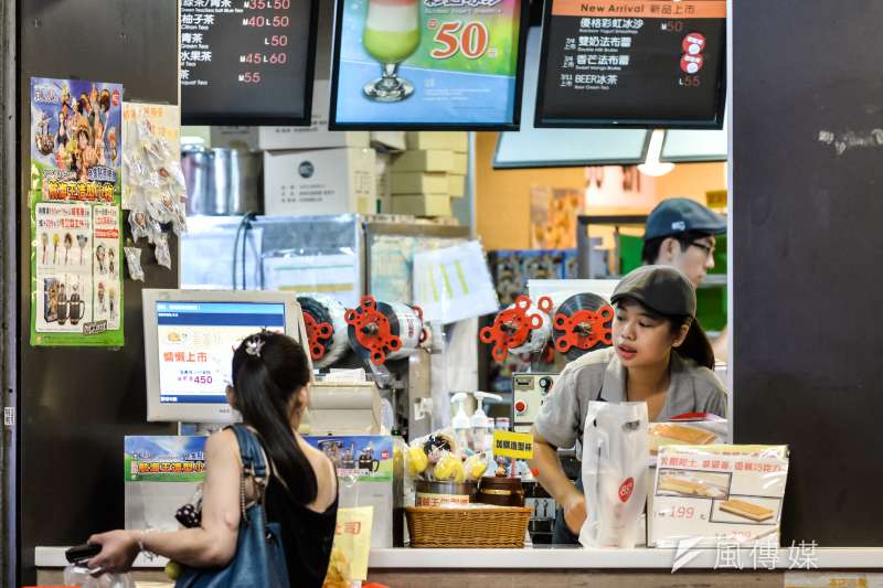 勞動部表示，只要遵守「休息日不加班」、「不連續上班超過6天」等原則，就不會有違反勞基法的問題。圖為咖啡店員工。（資料照，甘岱民攝）