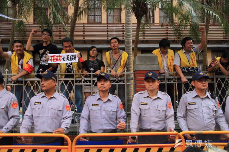2016-10-25-勞團立法院外抗議砍7天假-勞基法-桃產總成員翻進立法院-11人左右在內持續抗爭-曾原信攝 2016-10-25-勞團立法院外抗議砍7天假-勞基法-桃產總成員翻進立法院-11人左右在內持續抗爭-曾原信攝