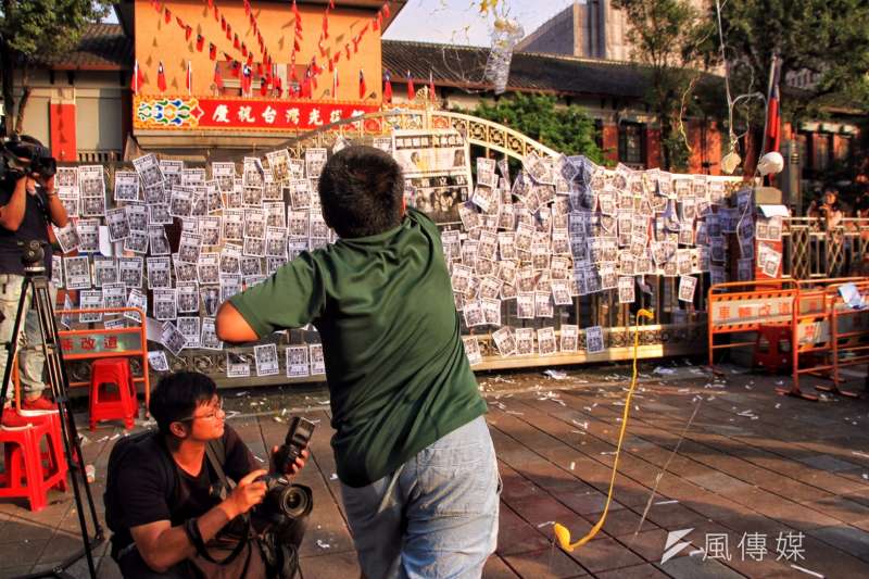 2016-10-25-勞團立法院外抗議砍7天假-勞基法-砸雞蛋抗議02-曾原信攝