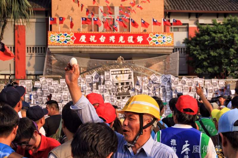 2016-10-25-勞團立法院外抗議砍7天假-勞基法-砸雞蛋抗議-曾原信攝