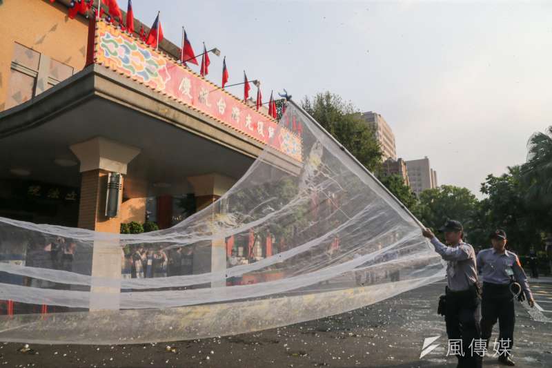 2016-10-25-勞團立法院外抗議砍7天假-反砍假大遊行-勞基法-砸雞蛋抗議-台灣光復節-陳明仁攝攝 2016-10-25-勞團立法院外抗議砍7天假-反砍假大遊行-勞基法-砸雞蛋抗議-台灣光復節-陳明仁攝攝