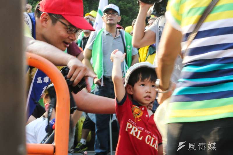 2016-10-25-勞團立法院外抗議砍7天假-勞基法-砸雞蛋抗議-勞工爸爸教小孩丟雞蛋-陳明仁攝 2016-10-25-勞團立法院外抗議砍7天假-勞基法-砸雞蛋抗議-勞工爸爸教小孩丟雞蛋-陳明仁攝