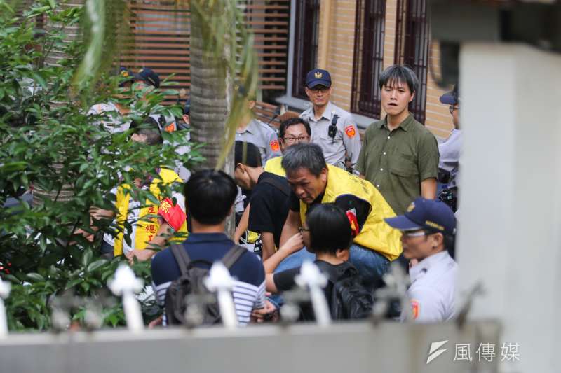 2016-10-25-勞團立法院外抗議砍7天假-勞基法-桃產總成員翻進立法院-11人左右在內持續抗爭-陳明仁攝 2016-10-25-勞團立法院外抗議砍7天假-勞基法-桃產總成員翻進立法院-11人左右在內持續抗爭-陳明仁攝
