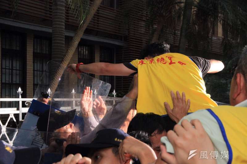 20161025-SMG0045-012-勞團立法院外抗議砍7天假,工人試圖再次衝入立法院。(曾原信攝) 20161025-SMG0045-012-勞團立法院外抗議砍7天假,工人試圖再次衝入立法院。(曾原信攝)