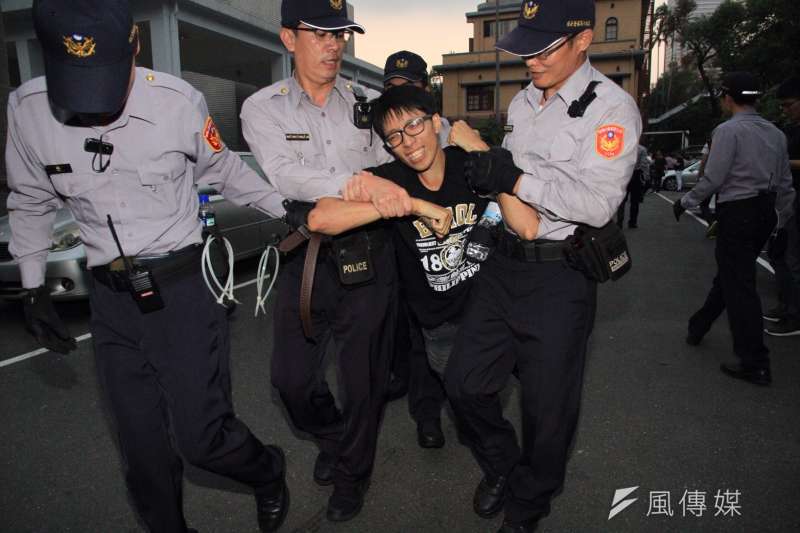 20161025-SMG0045-013-勞團立法院外抗議砍7天假,內部工人被警方架出。(曾原信攝) 20161025-SMG0045-013-勞團立法院外抗議砍7天假,內部工人被警方架出。(曾原信攝)