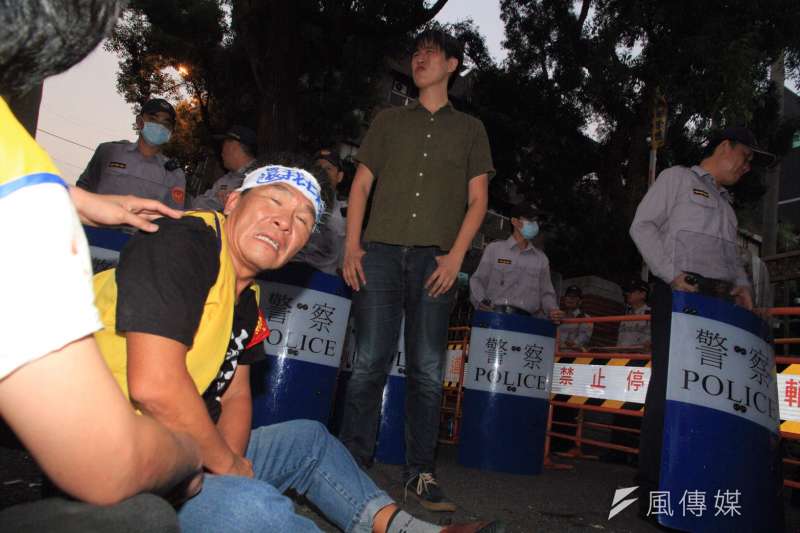 20161025-SMG0045-015-勞團立法院外抗議砍7天假,華潔工會林莊周受傷送醫。(曾原信攝) 20161025-SMG0045-015-勞團立法院外抗議砍7天假,華潔工會林莊周受傷送醫。(曾原信攝)