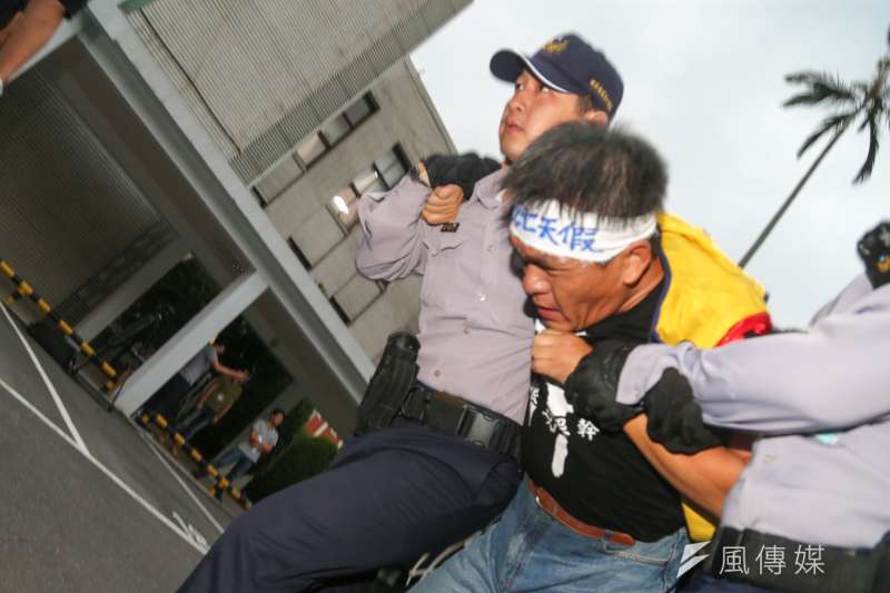 20161025-SMG0045-023-勞團立法院外抗議砍7天假，內部工人被警方架出。（陳明仁攝）