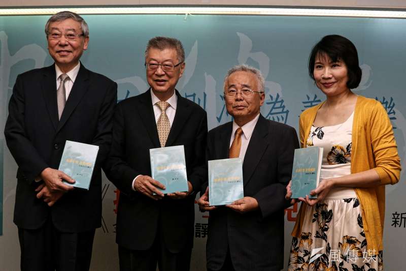 20161026-SMG0045-005-陳冲26日上午舉行《折冲千里 悠見南山》新書發表,左起苗豐強、陳冲、許嘉棟和陳鳳馨。(蘇仲泓攝) 20161026-SMG0045-005-陳冲26日上午舉行《折冲千里 悠見南山》新書發表,左起苗豐強、陳冲、許嘉棟和陳鳳馨。(蘇仲泓攝)