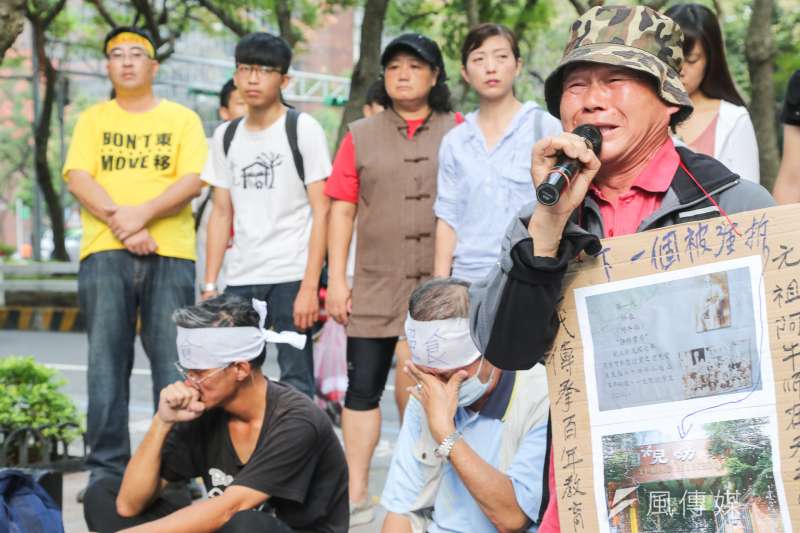 20161027-高雄果菜市場土地不義徵收住戶自救會到蔡總統住家人行道上絕食行動.台中重劃受害黎明幼兒園園長林金連淚眼跪求控拆.會長吳富雄等人聞之拭淚.（陳明仁攝）