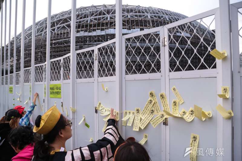 20161030-多個民間團體30日舉行「不拆巨蛋就完蛋-2016萬聖節抓鬼大遊行」,並將寫有「拆蛋抓鬼,還我綠地」的標語符令貼於大巨蛋工地外牆上。(顏麟宇攝) 20161030-多個民間團體30日舉行「不拆巨蛋就完蛋-2016萬聖節抓鬼大遊行」,並將寫有「拆蛋抓鬼,還我綠地」的標語符令貼於大巨蛋工地外牆上。(顏麟宇攝)