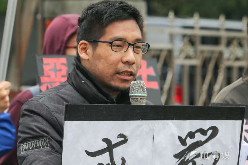 20161104-公民團體到立院大門.訴求正在協商的「集遊法」版本,要去除戒嚴遺緒.社運人士王奕凱.(陳明仁攝) 20161104-公民團體到立院大門.訴求正在協商的「集遊法」版本,要去除戒嚴遺緒.社運人士王奕凱.(陳明仁攝)