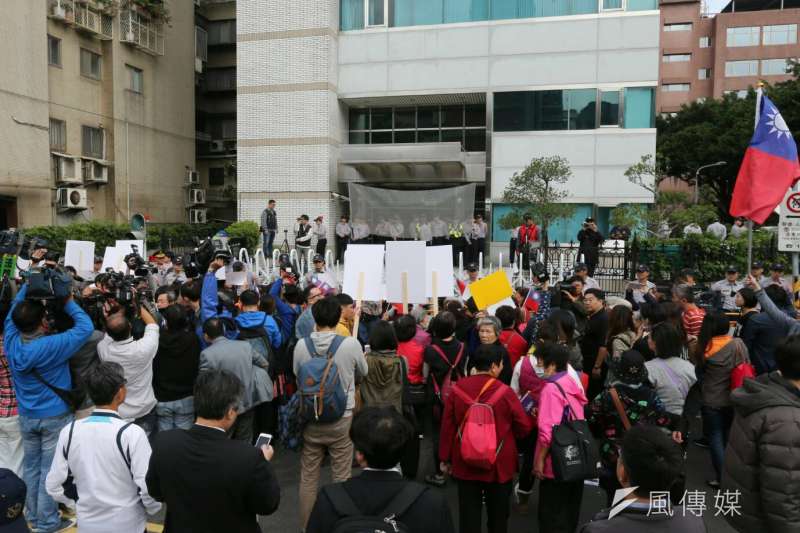 台北高等行政法院裁定,關於欣裕台、中投公司被認定為國民黨附隨組織案,於釋憲案公布前,停止訴訟程序。圖為國民黨支持者不滿中投、欣裕台遭收國有,至不當黨產處理委員會抗議。(資料照,陳明仁攝)