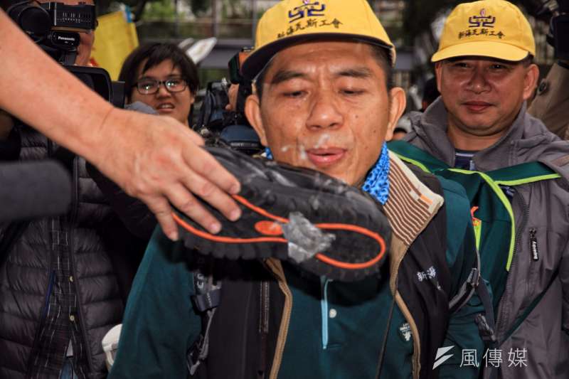 20161202-SMG0045-020-勞團立院外抗議，有勞工在柯建銘鞋子上吐口水，把柯建銘鞋子丟回去。（曾原信攝）