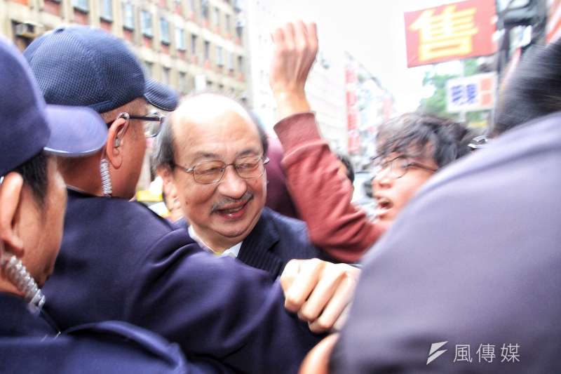 20161202-SMG0045-013-立法院外勞團抗議，民進黨團總召柯建銘走出被勞團圍住。（曾原信攝）