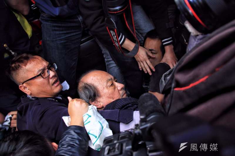 20161202-SMG0045-014-立法院外勞團抗議,民進黨團總召柯建銘走出被勞團圍住,眼鏡也掉到地上。(曾原信攝) 20161202-SMG0045-014-立法院外勞團抗議,民進黨團總召柯建銘走出被勞團圍住,眼鏡也掉到地上。(曾原信攝)