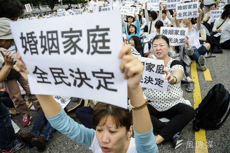 2016-12-03下一代幸福聯盟發起反同遊行,呼籲民眾穿白衣上街,訴求包括「婚姻家庭,全民決定」,政府如果要修法改變婚姻定義,必須通過全民公投。(顏麟宇攝) 2016-12-03下一代幸福聯盟發起反同遊行,呼籲民眾穿白衣上街,訴求包括「婚姻家庭,全民決定」,政府如果要修法改變婚姻定義,必須通過全民公投。(顏麟宇攝)