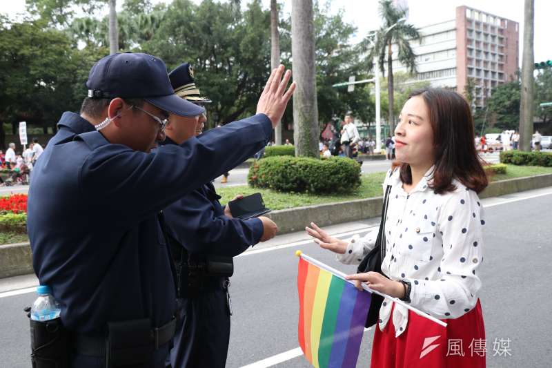 2016-12-03下一代幸福聯盟發起反同大遊行,呼籲民眾穿白衣上街,訴求包括「婚姻家庭,全民決定」,政府如果要修法改變婚姻定義,必須通過全民公投。挺同人士遭到包圍。挺同人士與警方口角。(蘇仲泓攝) 2016-12-03下一代幸福聯盟發起反同大遊行,呼籲民眾穿白衣上街,訴求包括「婚姻家庭,全民決定」,政府如果要修法改變婚姻定義,必須通過全民公投。挺同人士遭到包圍。挺同人士與警方口角。(蘇仲泓攝)