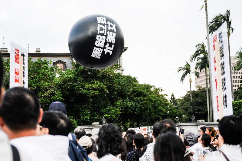 016-12-03下一代幸福聯盟發起反同大遊行,呼籲民眾穿白衣上街,訴求包括「婚姻家庭,全民決定」,政府如果要修法改變婚姻定義,必須通過全民公投。(甘岱民攝) 016-12-03下一代幸福聯盟發起反同大遊行,呼籲民眾穿白衣上街,訴求包括「婚姻家庭,全民決定」,政府如果要修法改變婚姻定義,必須通過全民公投。(甘岱民攝)
