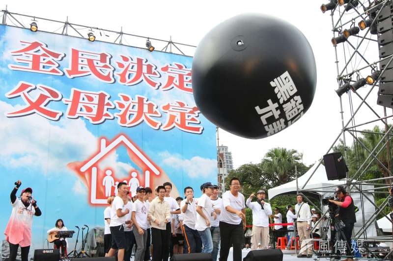 016-12-03下一代幸福聯盟發起反同大遊行,呼籲民眾穿白衣上街,訴求包括「婚姻家庭,全民決定」,政府如果要修法改變婚姻定義,必須通過全民公投。(顏麟宇攝) 016-12-03下一代幸福聯盟發起反同大遊行,呼籲民眾穿白衣上街,訴求包括「婚姻家庭,全民決定」,政府如果要修法改變婚姻定義,必須通過全民公投。(顏麟宇攝)