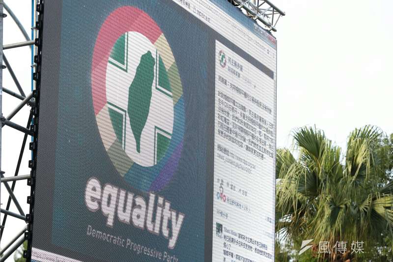 下一代幸福聯盟今(3)日下午號召萬人穿白衣上凱道,現場民眾湧入民進黨的官方臉書,並留下:「停止審查、交付公投!」等言論,瘋狂洗版。(顏麟宇攝) 下一代幸福聯盟今(3)日下午號召萬人穿白衣上凱道,現場民眾湧入民進黨的官方臉書,並留下:「停止審查、交付公投!」等言論,瘋狂洗版。(顏麟宇攝)