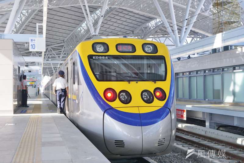 圖為台中鐵路高架化中新建的台中車站,與台鐵區間車。(盧逸峰攝) 圖為台中鐵路高架化中新建的台中車站,與台鐵區間車。(盧逸峰攝)