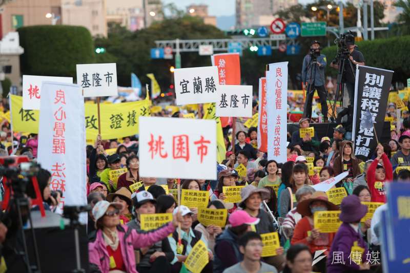 20161218-法稅改革聯盟18日於凱道舉行「法稅真改革,良心救台灣」活動,各縣市民眾紛紛響應參與。(顏麟宇攝) 20161218-法稅改革聯盟18日於凱道舉行「法稅真改革,良心救台灣」活動,各縣市民眾紛紛響應參與。(顏麟宇攝)