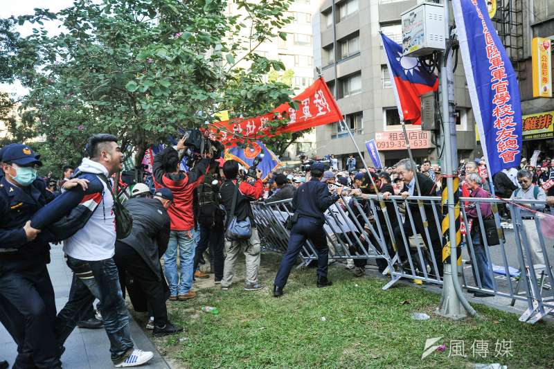 2016-12-31-年金改革國是會議北區會議-監督年金改革行動聯盟場外抗議-甘岱民攝