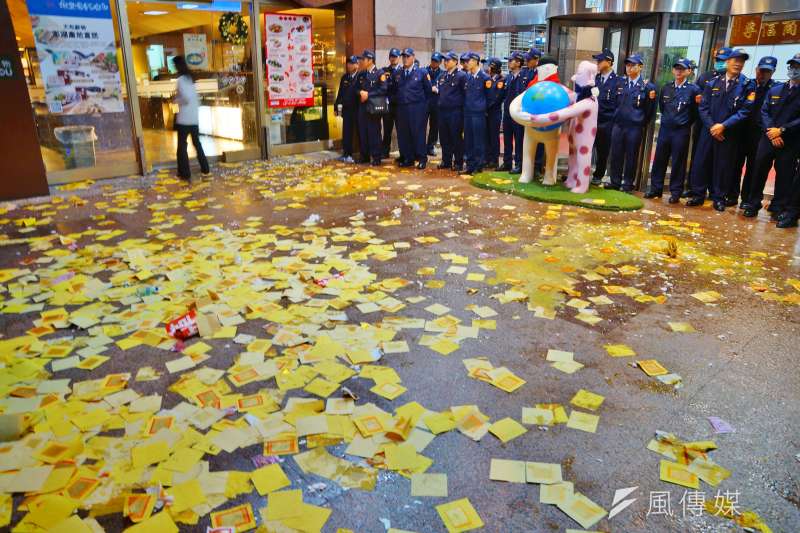 20161231-年金改革座談,抗議民眾在民進黨中央黨部外留下大片冥紙與蛋液。(盧逸峰攝) 20161231-年金改革座談,抗議民眾在民進黨中央黨部外留下大片冥紙與蛋液。(盧逸峰攝)