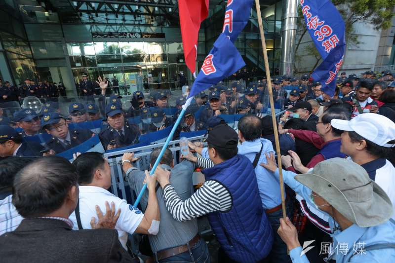 20161231-年金改革國是會議北區會議於31日召開,由軍公教勞團體組成的監督年金改革行動聯盟於場外抗議,並爬越柵欄與警方發生激烈推擠欲衝入場內。(顏麟宇攝) 20161231-年金改革國是會議北區會議於31日召開,由軍公教勞團體組成的監督年金改革行動聯盟於場外抗議,並爬越柵欄與警方發生激烈推擠欲衝入場內。(顏麟宇攝)