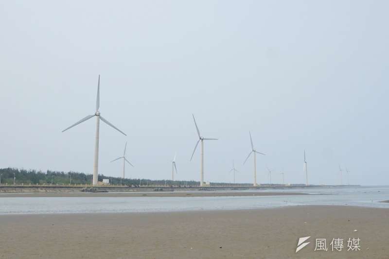 台中高美濕地的風力發電機。(盧逸峰攝) 台中高美濕地的風力發電機。(盧逸峰攝)