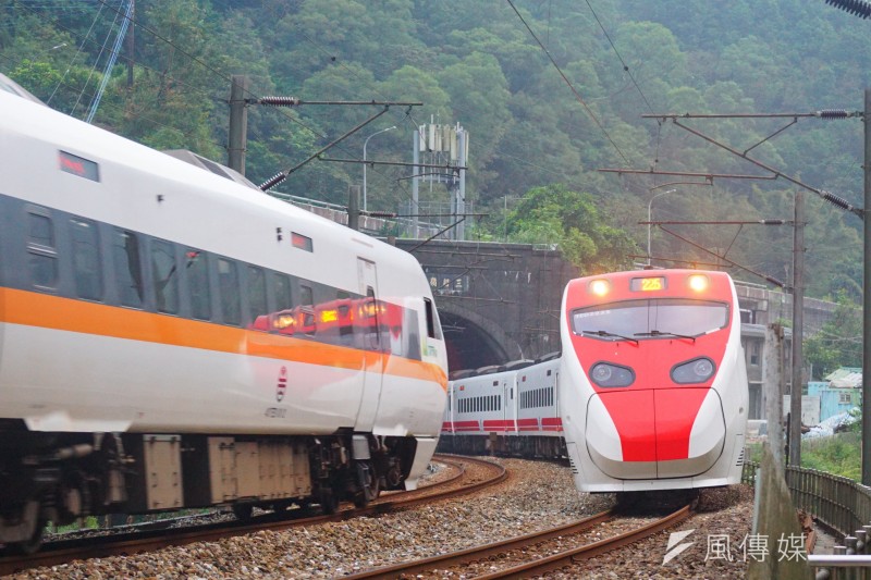 台鐵太魯閣號與普悠瑪號交會。(盧逸峰攝) 台鐵太魯閣號與普悠瑪號交會。(盧逸峰攝)
