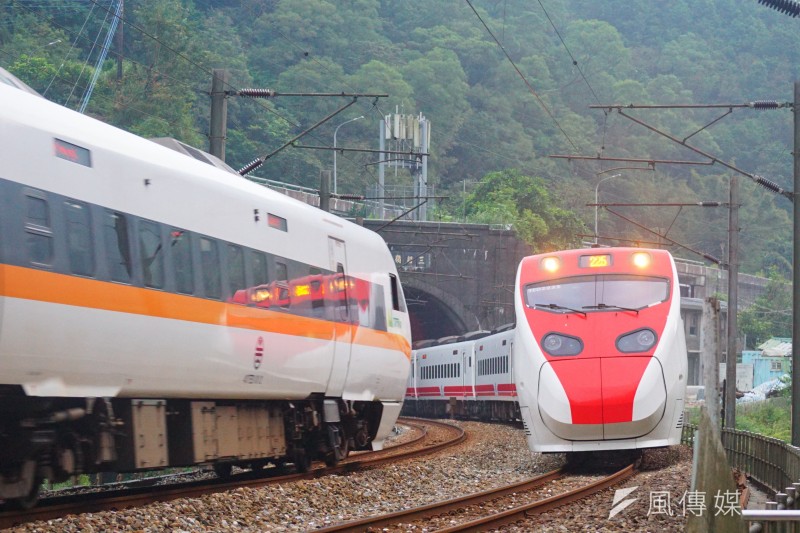 台鐵太魯閣號與普悠瑪號交會。（盧逸峰攝）