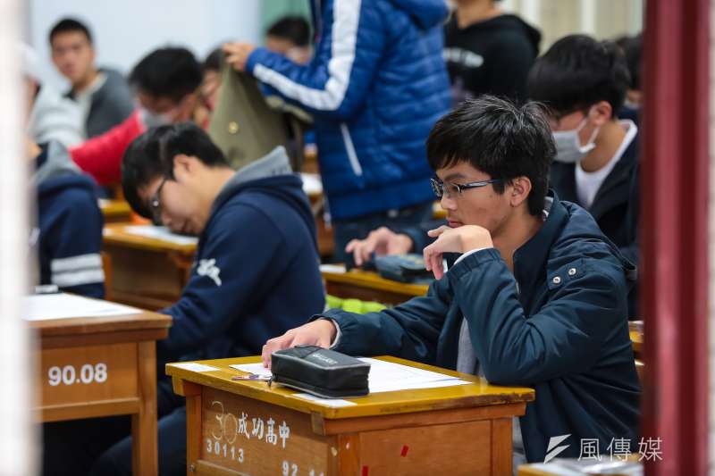 20170120-大學學測於20日登場,第一天應試科目為國文、數學、社會,考生於鐘響後紛紛入場。(顏麟宇攝) 20170120-大學學測於20日登場,第一天應試科目為國文、數學、社會,考生於鐘響後紛紛入場。(顏麟宇攝)