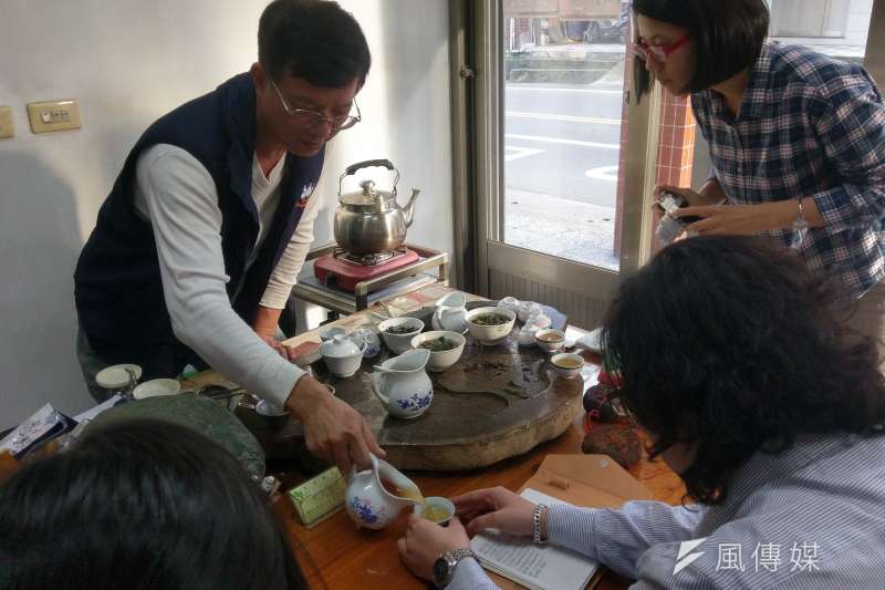 好客的天芳茶園老闆黃正忠對製茶有著自己的堅持。(陳俐穎攝) 好客的天芳茶園老闆黃正忠對製茶有著自己的堅持。(陳俐穎攝)