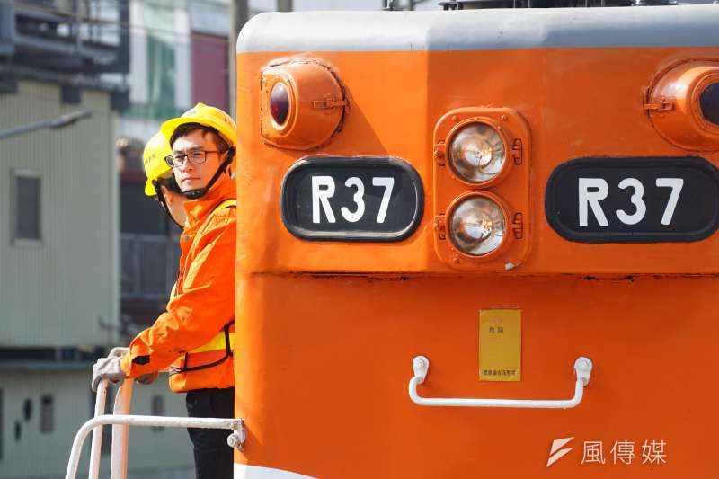 20170206-台鐵員工執行認真調車任務。（盧逸峰攝）