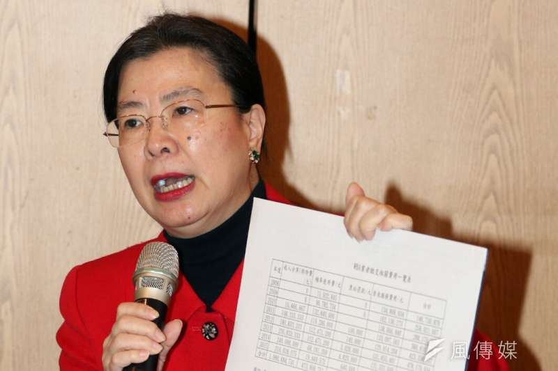 WiMAX走入歷史,市場傳全球一動大股東尹衍樑翻臉討債,法拍全球一動董事長何薇玲豪宅,何薇玲今天聲明,盼等WiMAX司法程序後再處理債權,雙方仍在協商債務問題,拍賣已暫停,圖為20170213-Wimax撤照案,全球一動勝訴,何薇玲舉行記者會。(蘇仲泓攝)