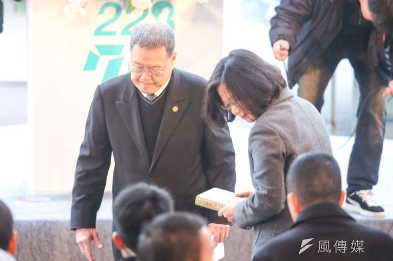 20170228二二八中樞紀念儀式.台灣二二八關懷總會理事長潘信行致詞時.拿出付印成書調查報告。希望能列入國家檔案.並將書送給蔡英文.(陳明仁攝) 20170228二二八中樞紀念儀式.台灣二二八關懷總會理事長潘信行致詞時.拿出付印成書調查報告。希望能列入國家檔案.並將書送給蔡英文.(陳明仁攝)