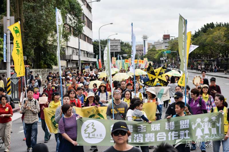 20170311-台北場於凱道集合出發，呼籲總統蔡英文兌現「非核家園」承諾，並提出核電除役時間表入法、直接廢止核四等七大訴求，也在凱道上以裝置藝術「NO NUKES」展示非核訴求。（甘岱民攝）